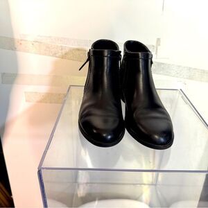 Women’s rockport boots black in color in great condition size 7